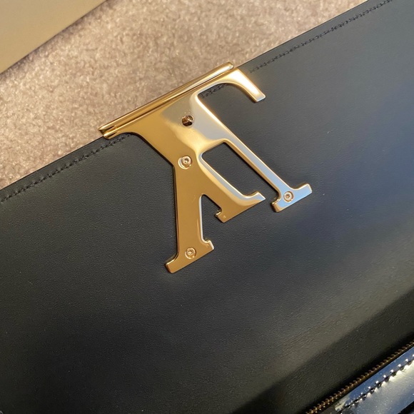 LV louise wallet $1000 - mint condition (never worn) - Picture 5 of 6